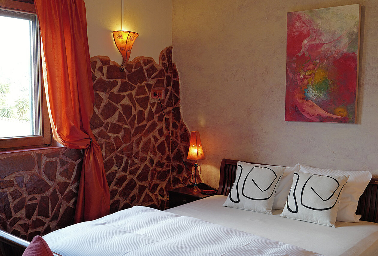 Doppelzimmer Chili ausgestattet in schönen Rottönen