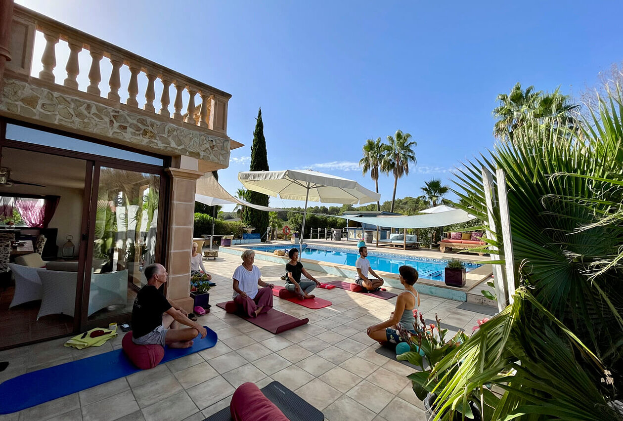 Limoncello Yoga auf Terrasse
